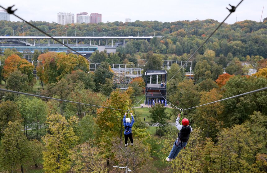 Аттракцион "Зиплайн" в "Лужниках" продолжает привлекать новых посетителей. Троллейный маршрут позволяет перемещаться с крыши главного стадиона страны за считанные секунды. Длина маршрута составляет 207 метров, которые пассажир преодолевает за 25 секунд со скоростью от 40 километров в час. Могут спускаться как взрослые, так и дети. Ограничения по весу – от 30 до 120 килограммов. Аттракцион открыт с 10:00 до 20:00. Организаторы обещают, что работать он будет до конца ноября.