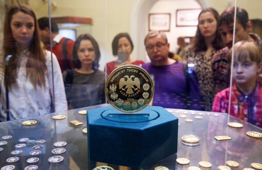 В главном здании Банка России состоялся День открытых дверей. Гости мероприятия посетили экскурсии по историческому зданию и музейным экспозициям. Также посетители смогли принять участие в лекциях, играх и мастер-классах. Кроме того, людям рассказали об истории и функциях центрального банка страны, а некоторые добровольцы попробовали разработать собственный дизайн банкноты.