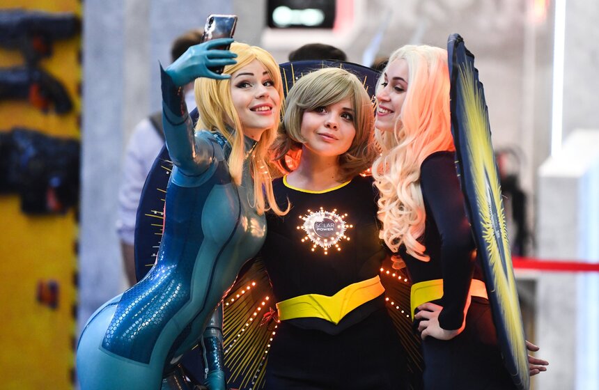 3 октября в Москве одновременно открылись две выставки – "Игромир" и Comic-Con. Обе выставки традиционно проходят в центре "Крокус Экспо" и посвящены новинкам в сфере интерактивных развлечений, видеоигр и кино. Среди специальных гостей "Игромира" в этом году – японский разработчик Хидео Кодзима, который представит свой новый проект Death Stranding.