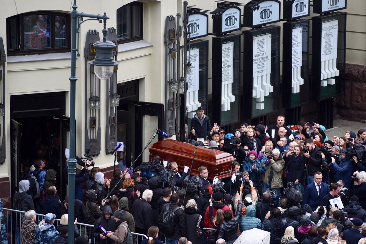 Захарова похоронят. Прощание с Марком Захаровым фоторепортаж. Похороны марка Захарова.