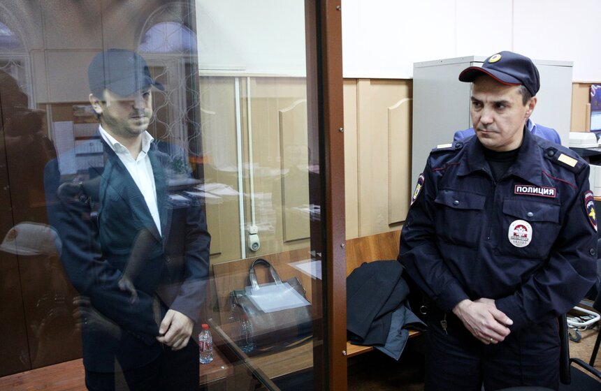 2 октября Басманный суд Москвы арестовал заместителя генерального директора по правовым и имущественным вопросам ПАО "Аэрофлот" Владимира Александрова. Вместе с Александровым по делу проходят адвокат коллегии "Консорс" Дина Кибец, председатель той же коллегии Александр Сливко и экс-глава юридического департамента "Аэрофлота" Татьяна Давыдова. Обвиняемым вменяется мошенничество не менее чем на 250 миллионов рублей. По версии следствия, Александров в 2016–2017 годах заключил четыре договора на оказание юридических услуг с другими фигурантами дела. Затем он по заключенным договорам перечислил указанную сумму денег. При этом юридические услуги оказывали юристы из соответствующего департамента "Аэрофлота".