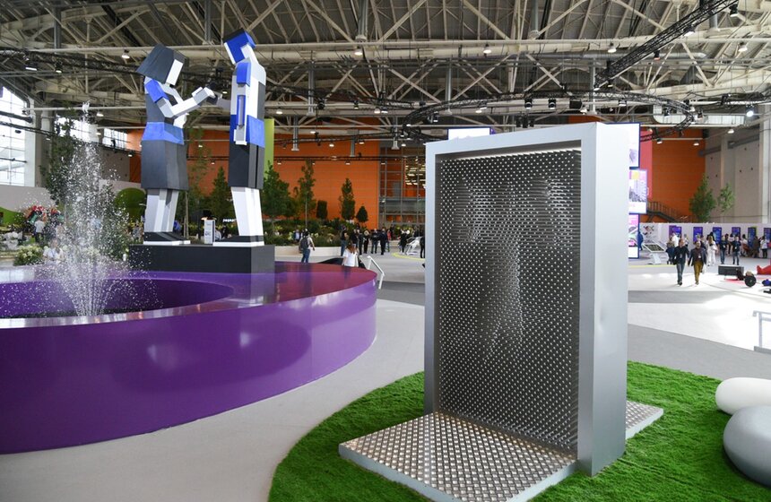 На выставке-презентации свои работы представляют дизайнеры, архитекторы и урбанисты из 11 стран. Площадка разделена на большие концептуальные зоны: "Детская зона" и "Игровая площадка для самых маленьких". Детей ждут большие игровые площадки с горками, веревочными паутинками, качелями, видеоплощадкой. Также на выставке проходит большая анимационная программа, где можно будет построить собственный город из картона.