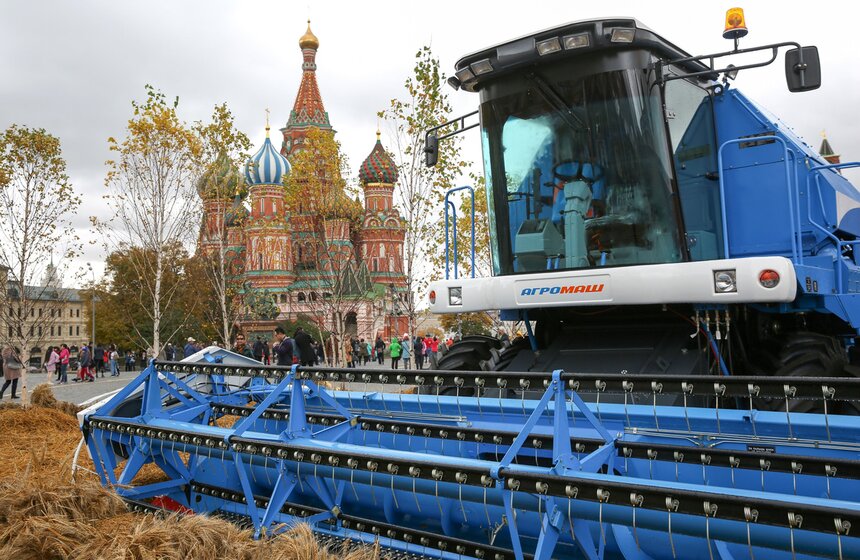 На Красной площади также появилось настоящее пшеничное поле с комбайном Волжского завода. Здесь можно сделать уникальные фото в золотистых колосьях на фоне Спасской башни и храма Василия Блаженного.