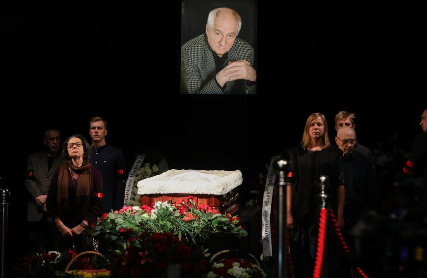 1 октября в театре "Ленком" состоялась церемония прощания с народным артистом СССР Марком Захаровым. На ней присутствовали родные, друзья и коллеги режиссера. Очередь из желающих проститься с легендой выстроилась на Малой Дмитровке.