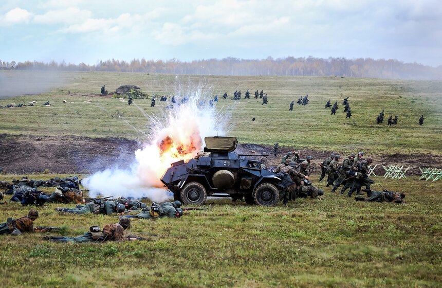 Реконструкция битвы под Москвой состоялась в музее-заповеднике "Бородинское поле" 19 фото