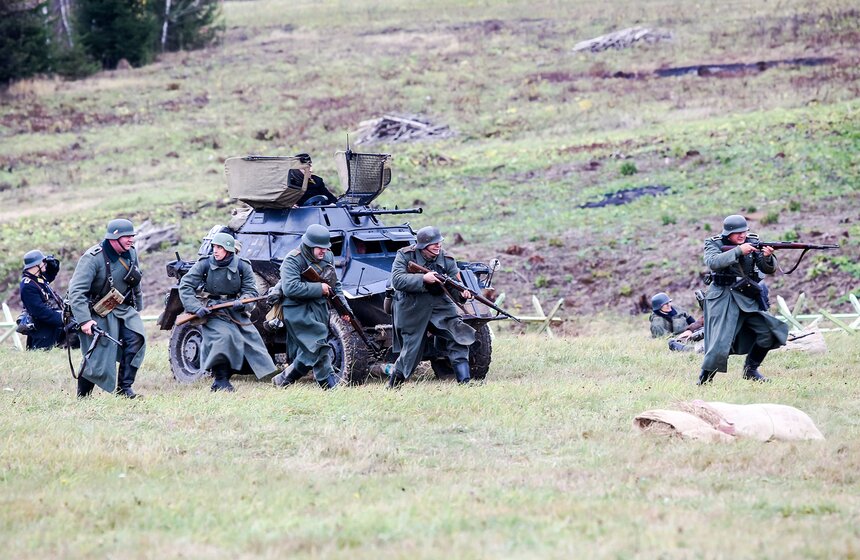 Реконструкция битвы под Москвой состоялась в музее-заповеднике "Бородинское поле" 15 фото