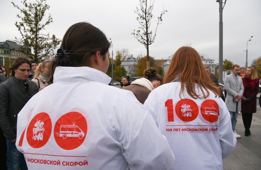 Необычный арт-объект к столетию скорой помощи установили в Москве 15 фото