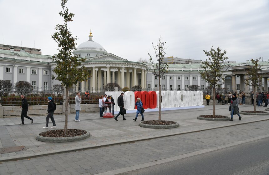 Необычный арт-объект к столетию скорой помощи установили в Москве 9 фото