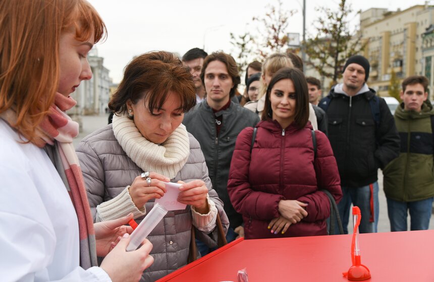 Необычный арт-объект к столетию скорой помощи установили в Москве 18 фото
