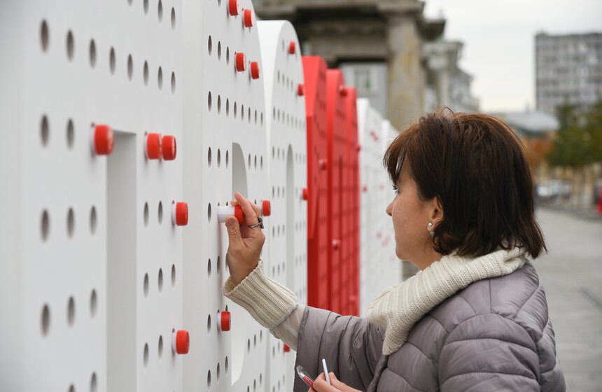 Необычный арт-объект к столетию скорой помощи установили в Москве 19 фото