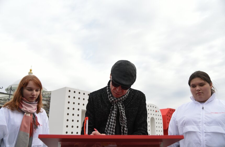 Необычный арт-объект к столетию скорой помощи установили в Москве 12 фото