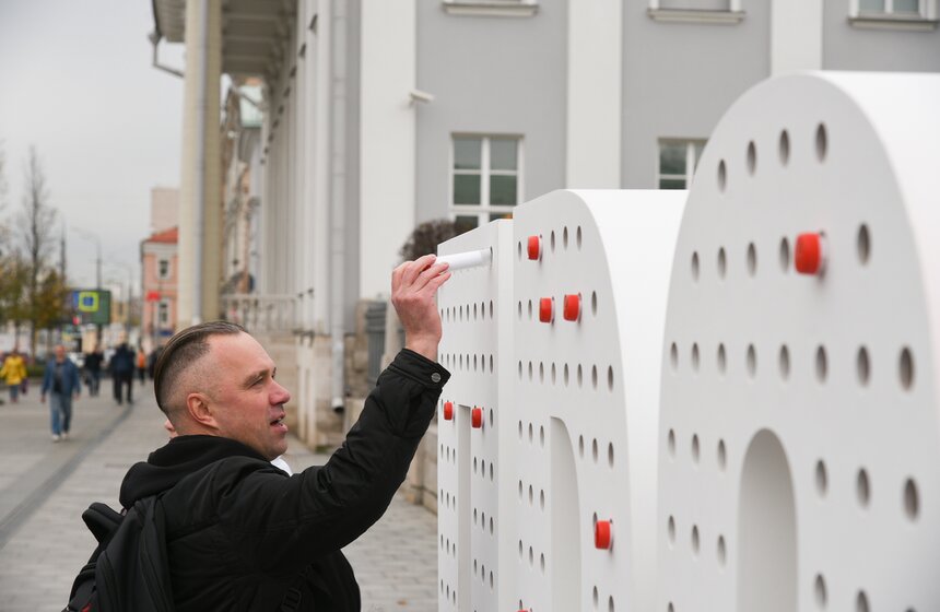 Необычный арт-объект к столетию скорой помощи установили в Москве 11 фото