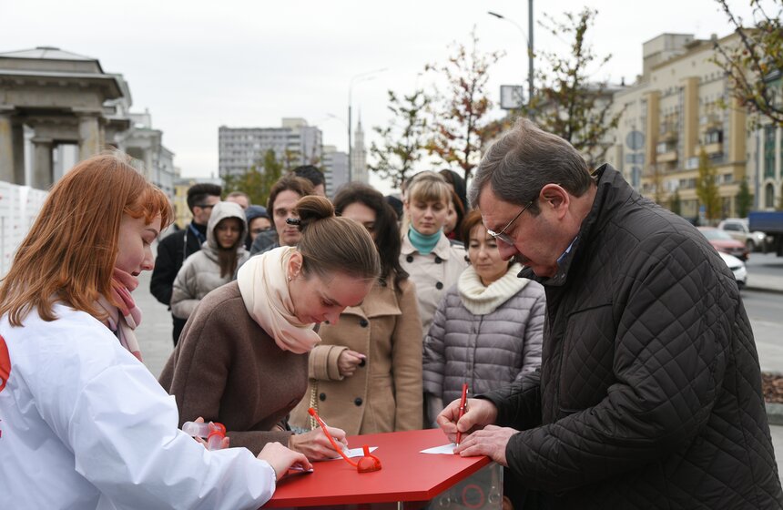 Необычный арт-объект к столетию скорой помощи установили в Москве 14 фото