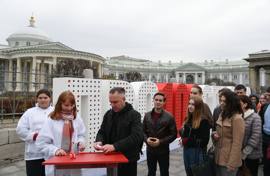 Необычный арт-объект к столетию скорой помощи установили в Москве 10 фото