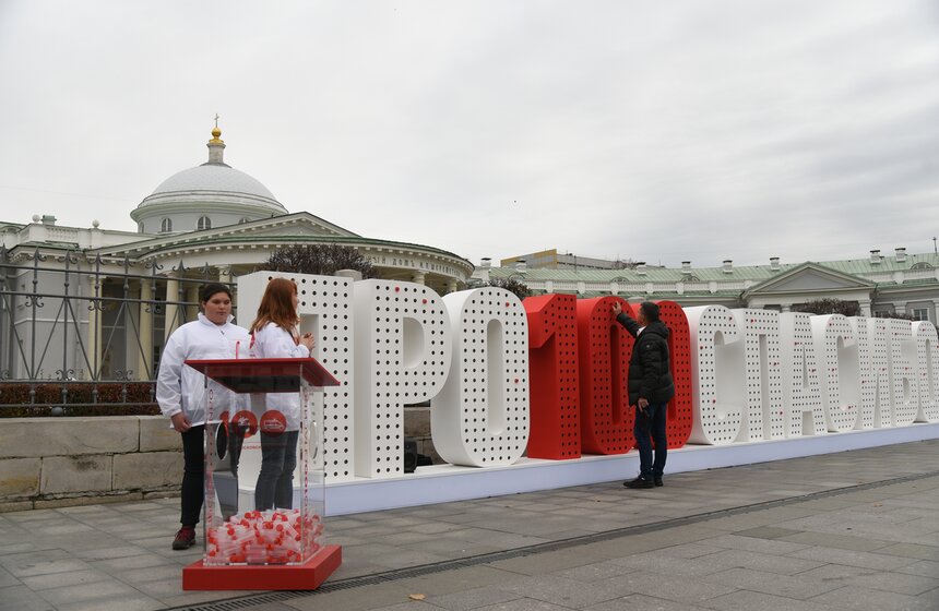 Необычный арт-объект к столетию скорой помощи установили в Москве 7 фото