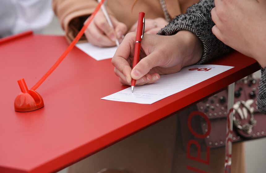 Необычный арт-объект к столетию скорой помощи установили в Москве 3 фото