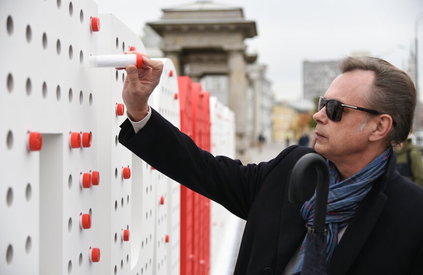 Необычный арт-объект к столетию скорой помощи установили в Москве 25 фото