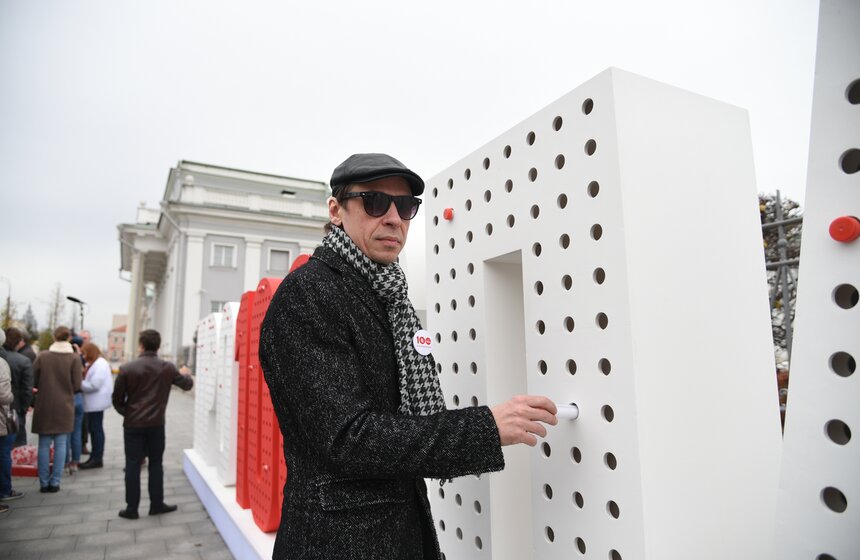 Необычный арт-объект к столетию скорой помощи установили в Москве 13 фото