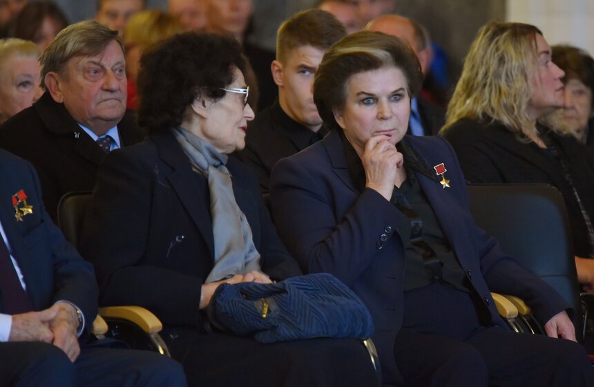 Первая в мире женщина-космонавт Валентина Терешкова (справа)