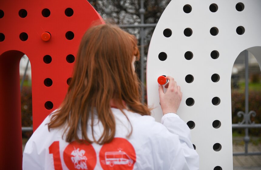 Необычный арт-объект к столетию скорой помощи установили в Москве 26 фото