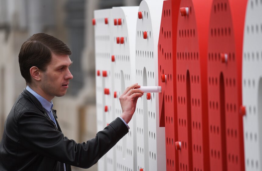 Необычный арт-объект к столетию скорой помощи установили в Москве 20 фото