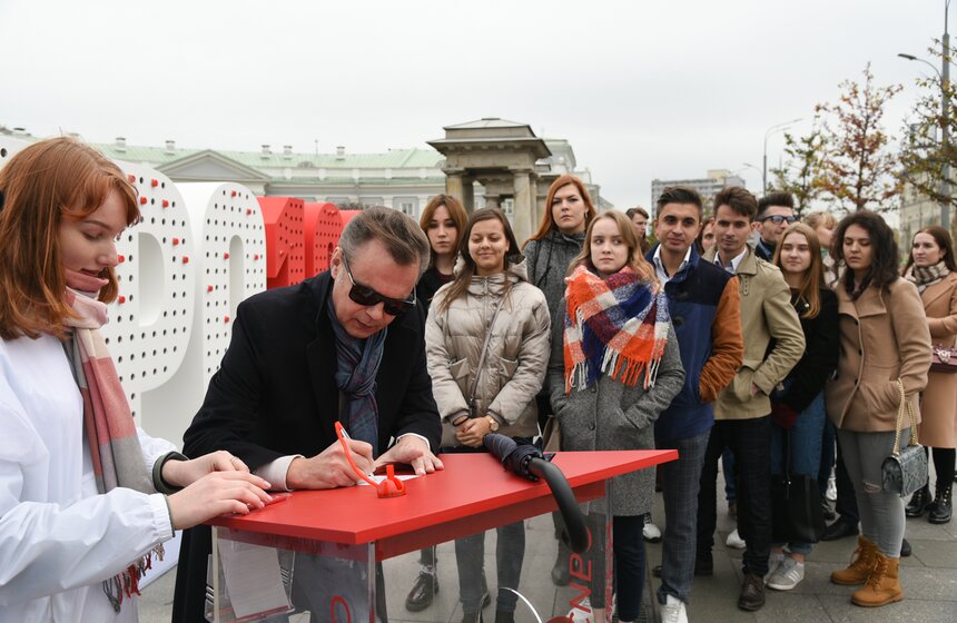 Необычный арт-объект к столетию скорой помощи установили в Москве 23 фото