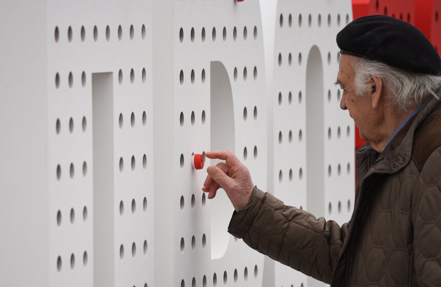 Необычный арт-объект к столетию скорой помощи установили в Москве 5 фото