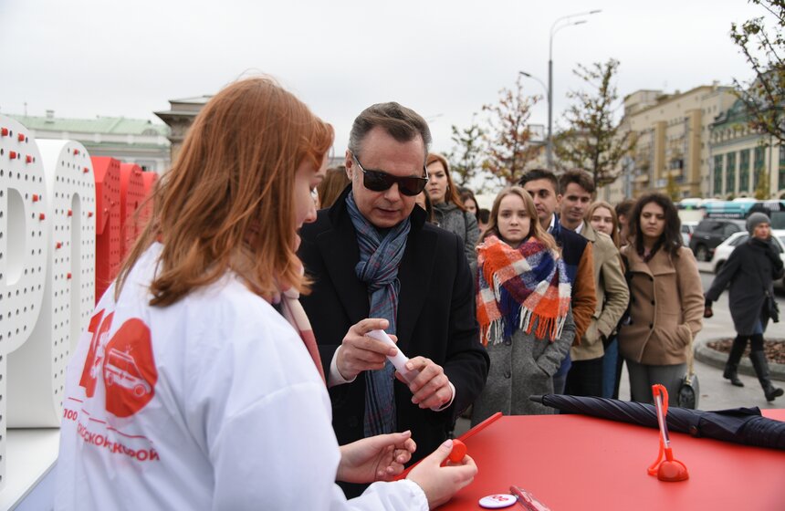Необычный арт-объект к столетию скорой помощи установили в Москве 24 фото