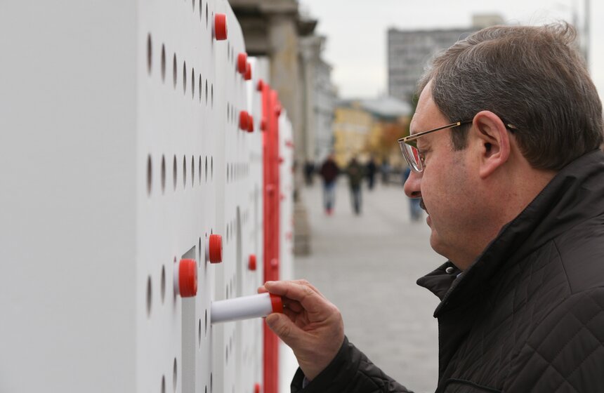 Необычный арт-объект к столетию скорой помощи установили в Москве 16 фото