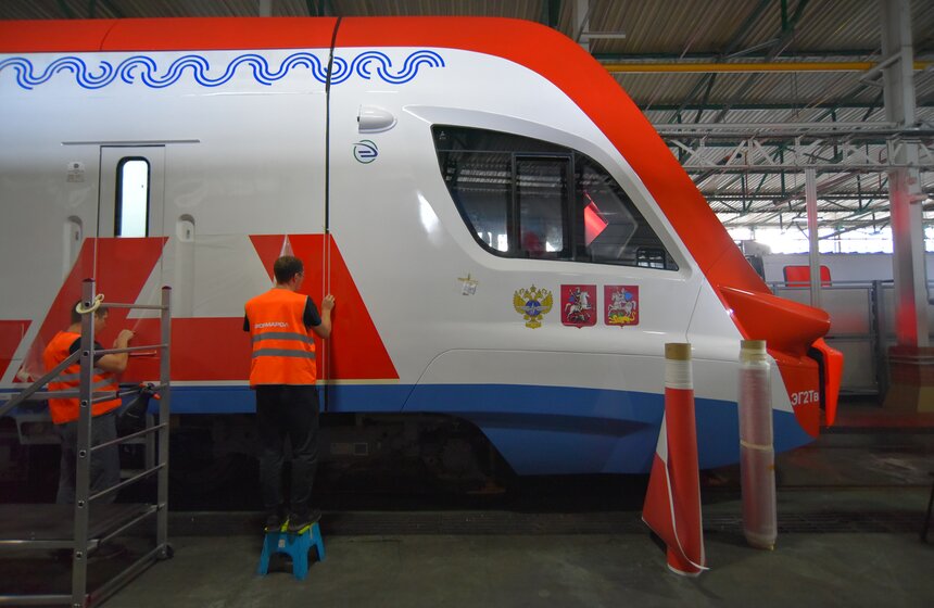 На поезда "Иволга" нанесли навигационные маркеры 8 фото