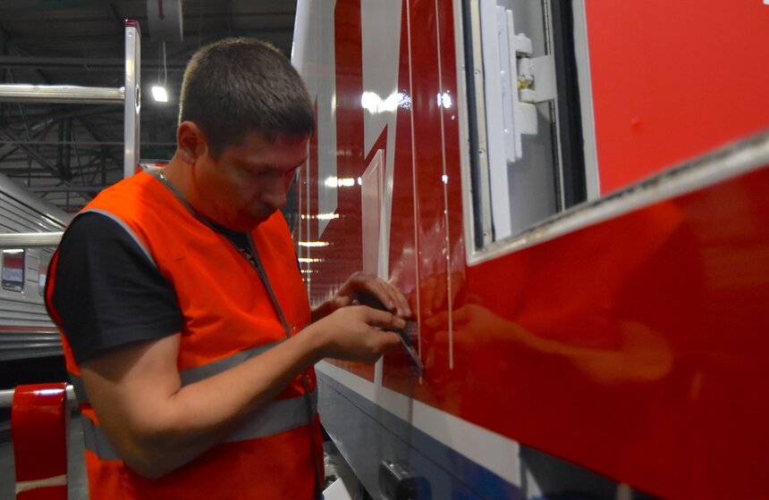 На поезда "Иволга" нанесли навигационные маркеры 10 фото