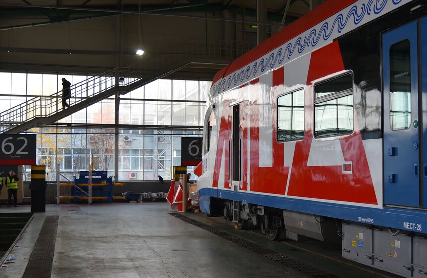 На поезда "Иволга" нанесли навигационные маркеры 13 фото