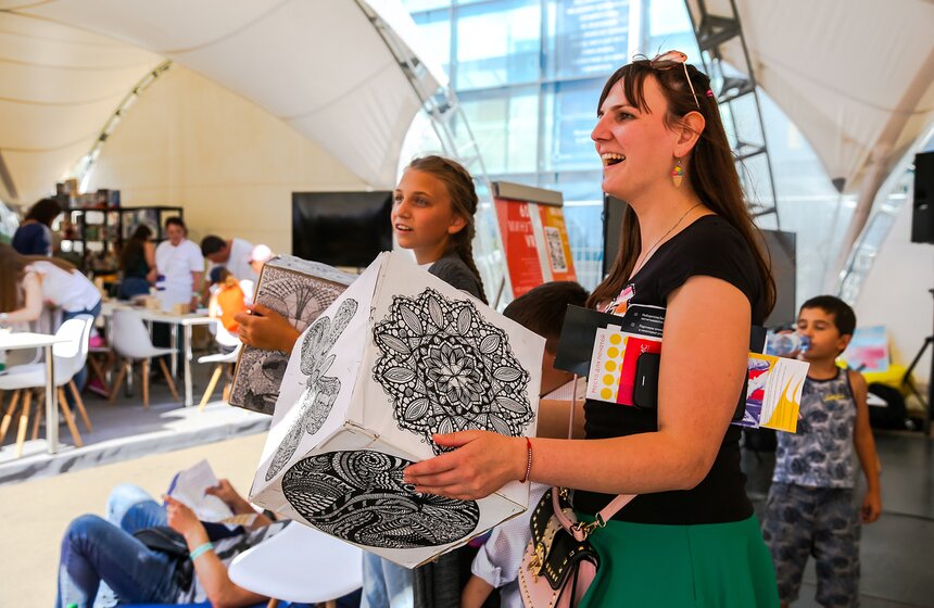 Отдельное внимание на фестивале уделили саунд-мейкерству: гости собирали собственный синтезатор, преобразовывали свет в звук и воссоздавали человеческий голос с помощью электроники.