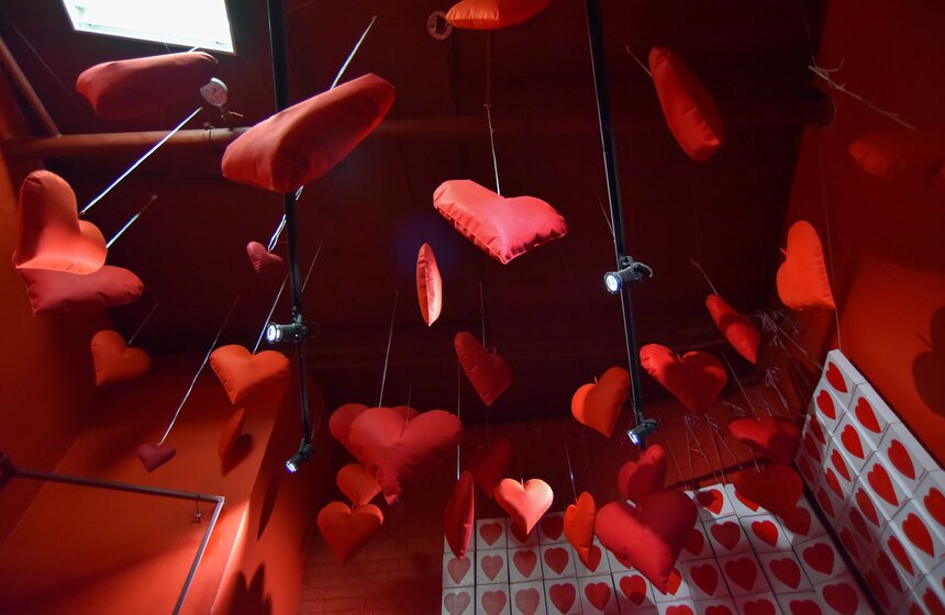 От ненависти до любви один шаг: в Москве открылся "Музей Эмоций" 12 фото