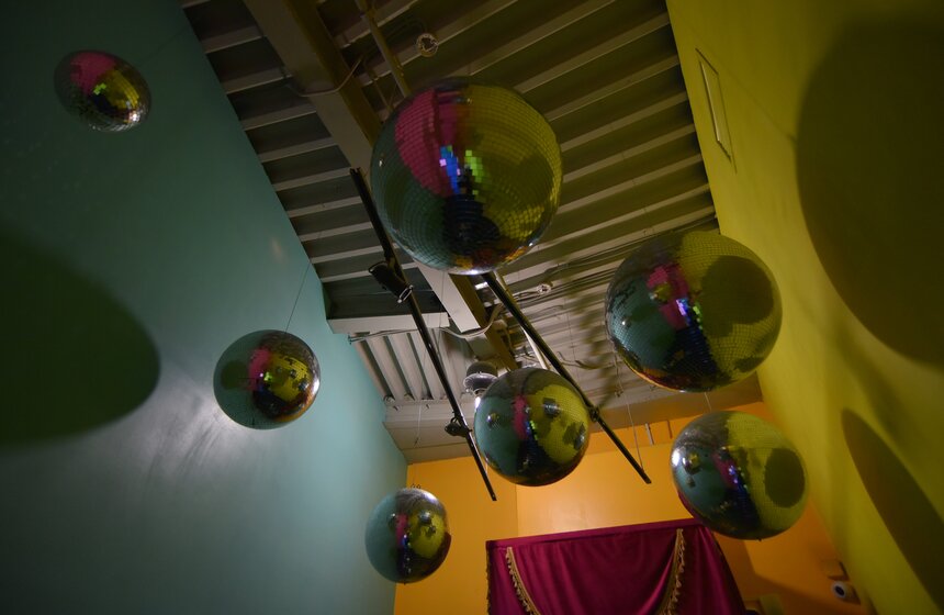 От ненависти до любви один шаг: в Москве открылся "Музей Эмоций" 14 фото