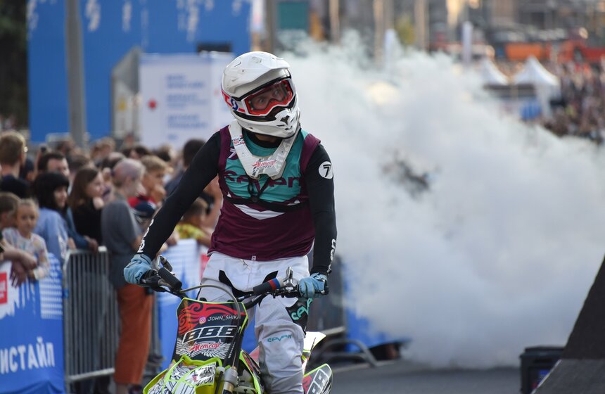 Рок-фестиваль "Наши в городе" поздравил столицу с праздником 16 фото