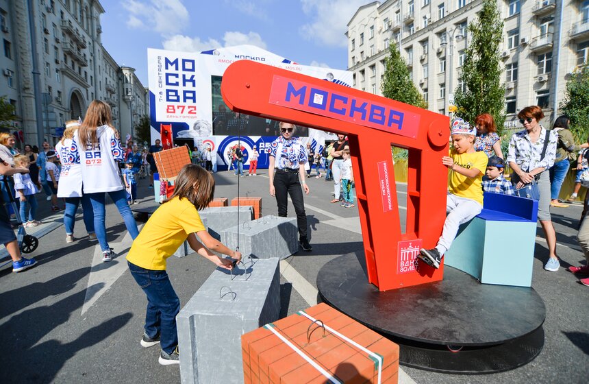 Празднование Дня города на Тверской улице 24 фото