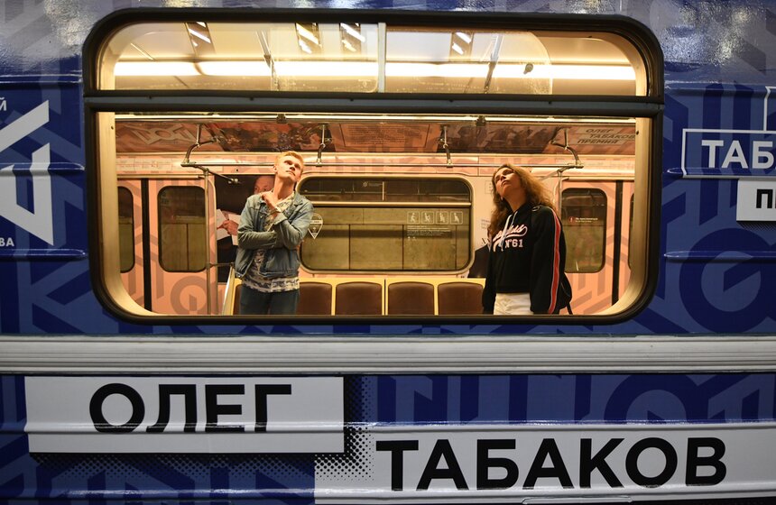 Тематический поезд в честь Олега Табакова представили в метро 16 фото