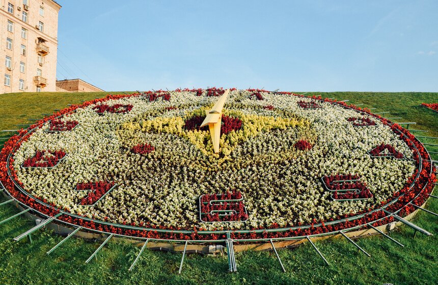 Они самые большие в Москве и вторые по величине во всей Европе. В диаметре часы достигают 10 метров, а длина стрелок – 4,5 метра у минутной, 3,5 – у часовой. Механизм, который приводит их в движение, влагоустойчивый и располагается прямо в почве.