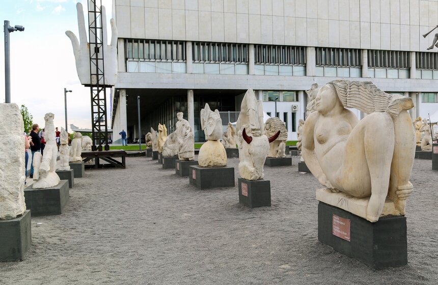 От Парка Горького к "Музеону" – именно там расположился единственный в Москве и самый большой в России музей под открытым небом. Его экспозиция насчитывает более тысячи скульптур, относящихся к различным историческим периодам.