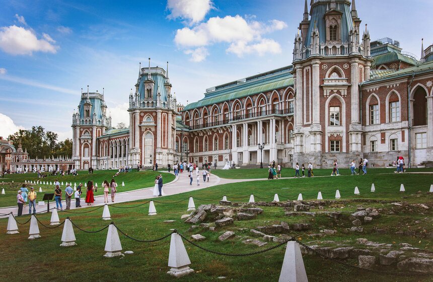 Кстати, несколько веков назад местечко называлось "Черная грязь" – живописная усадьба, которая привела в восторг Екатерину. Поэтому в мае 1775-го она покупает имение и окрестные деревни за 30 тысяч рублей, а затем выпускает указ о переименовании местности в "Царицино".