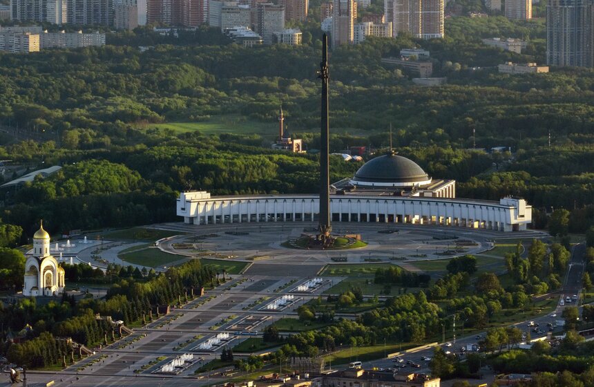 Стоит отметить, что памятник неустойчив не только из-за своей высоты, но и из-за формы – трехгранная конструкция, а также  скульптурная группа – ближе к вершине. Поэтому на памятнике установлены несколько гасителей колебаний, основной из которых – за спиной скульптуры крылатой Ники. Кстати, для того чтобы добраться до приборов, внутри монумента есть лестница и лифт, которые ведут к люку, расположенному на высоте больше ста метров.