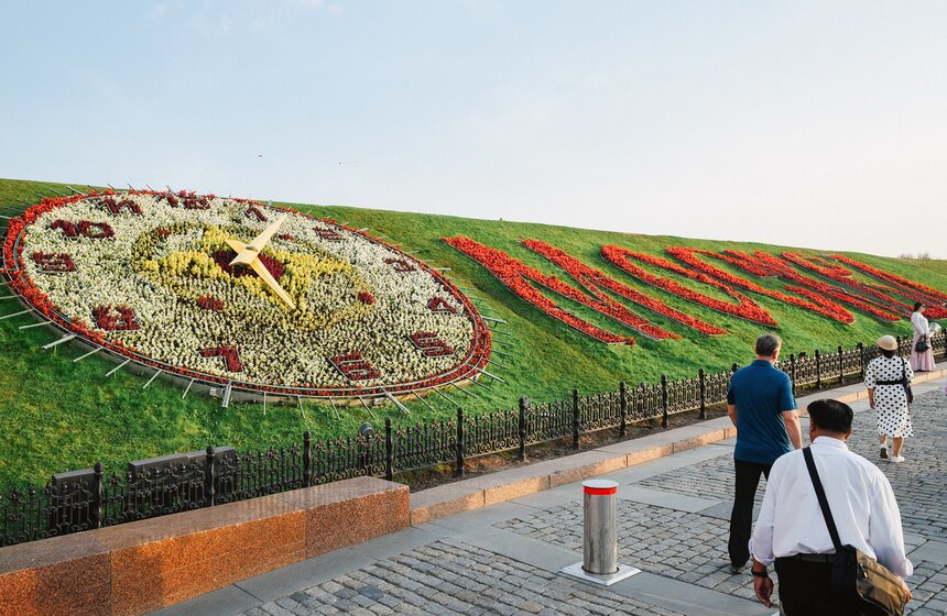 Однако стела не единственная здесь достопримечательность. Первая зона для фотографий туристов располагается прямо у входа в Парк Победы. Речь идет, конечно, о цветочных часах на Поклонной горе.