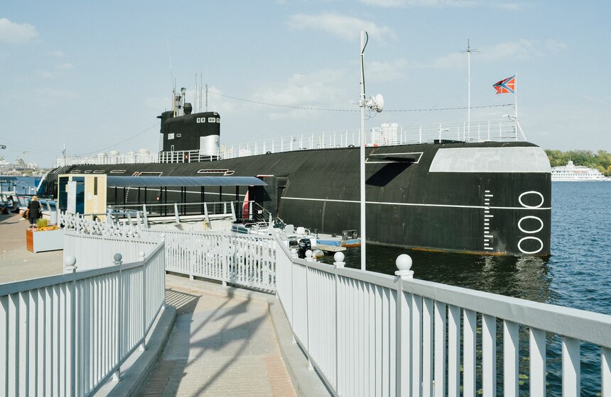 А в парке "Северное Тушино" расположился единственный в Москве музей на борту подводной лодки. Субмарина, которая сама по себе является экспонатом, пришвартована к причалу на берегу Химкинского водохранилища. Большую дизельную подводную лодку Б-396 "Новосибирский комсомолец" списали и вывели из состава ВМФ России еще в 1998 году – вплоть до этого времени она несла боевую службу. А затем переоборудовали в музей и доставили на территорию парка – в 2006 году.