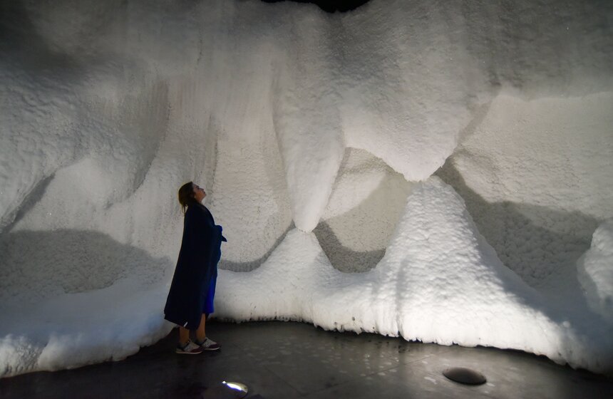 Общая площадь ледяного рельефа пещеры составила 750 квадратных метров. Чтобы создать такую инсталляцию, было заморожено около 70 тонн воды на 14 километрах изогнутых металлических труб – специально для этого специалисты собрали холодильный центр, снабжающий металлическую конструкцию хладагентом. А с помощью специального освещения стены заставили мерцать и переливаться – для пущего эффекта.