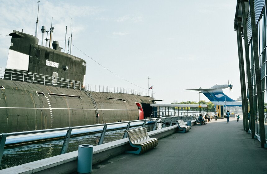 На борту подлодки для посетителей работают семь отсеков, в каждом из которых рассказывают и показывают определенные аспекты жизни и службы на субмарине. А можно ограничиться и простым фото на фоне машины, реально функционировавшей с 1980 года.