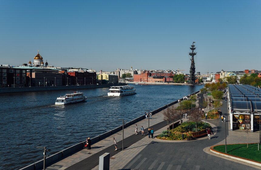 По всей пешеходной линии можно найти все самое необходимое как для активного, так и для достаточно вальяжного отдыха. Этот маршрут – один из самых популярных среди любителей семейных велопрогулок: для этого вдоль пути выделены велодорожки, здесь также можно найти множество станций проката. А для любителей частых перерывов во время медленных прогулок по всему маршруту расставили лавочки, лежаки и другие приспособления для комфортного отдыха.