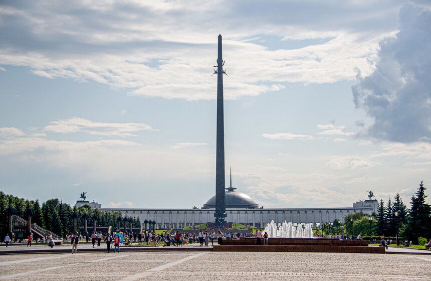 Монумент Победы на Поклонной горе является самым высоким памятником не только в Москве, но и во всей России. Трехгранный обелиск, символизирующий солдатский штык-нож, полый внутри и в высоту достигает 141,8 метра, где каждые 10 сантиметров – один из 1 418 дней войны. Идея проекта принадлежит художнику-монументалисту и скульптору Зурабу Церетели.