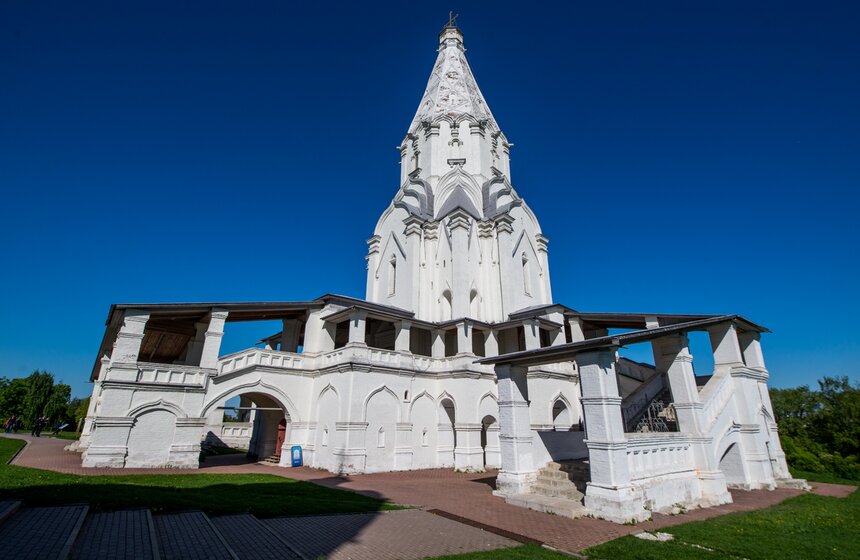Здание представляет собой одностолпную конструкцию, более похожую на византийские, греческие и готические соборы, чем на традиционную православную церковь. Это первый и самый древний каменный шатровый храм в России, положивший начало новой архитектурной традиции в церковном зодчестве.