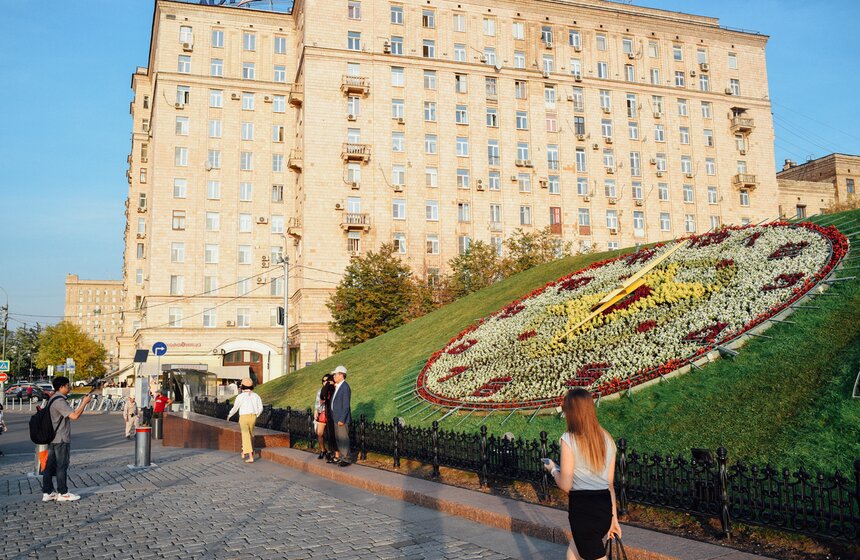На зиму часовую станцию, каркас циферблата, стрелки и механизм демонтируют, а вновь собирают только весной. Кроме того, перед запуском конструкцию обновляют – засаживают цветами, чаще всего в один из весенних субботников. Таким образом, ежегодно для украшения монумента высаживают от семи до 12 тысяч растений.